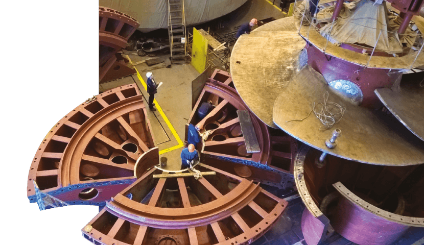 подготовка
                            к переносу на штатное
                            место новой пятилопастной турбины