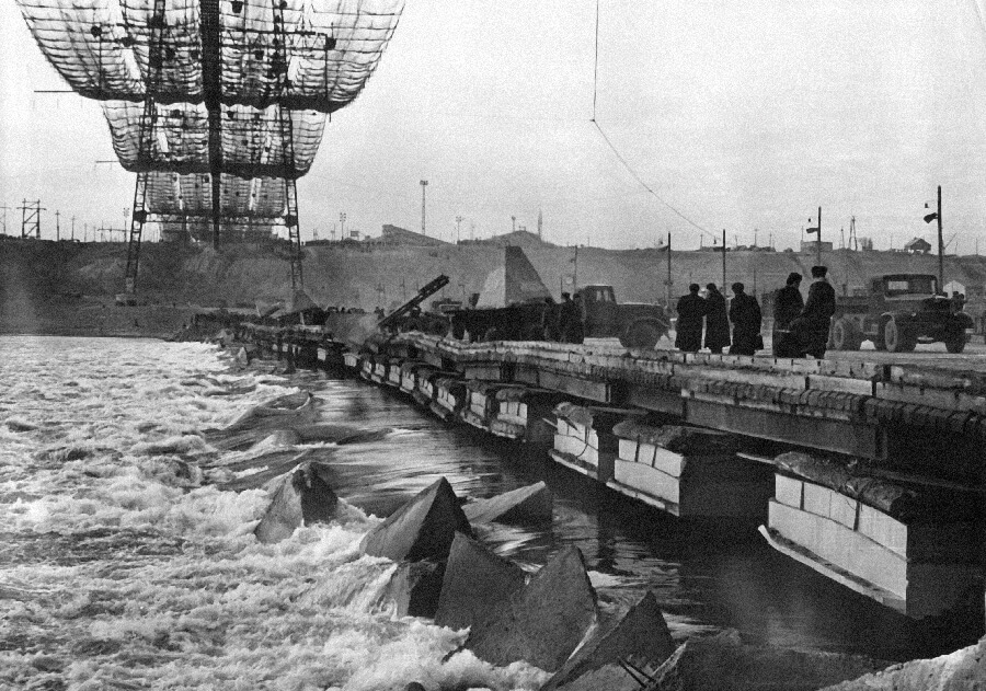 перекрытие Волги на строительстве